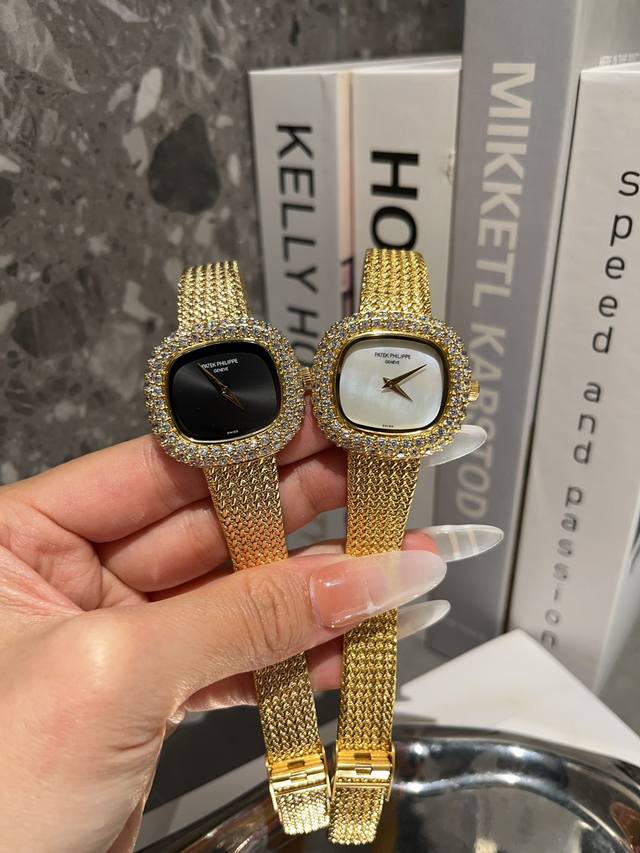 来自1980年代由瑞士出品的奢华女士腕表，为钟表世家百达非丽Patek Philippe 的隽永之作，这种似圆非方的设计，也深受英女王伊丽莎白二世的喜爱，富丽闪
