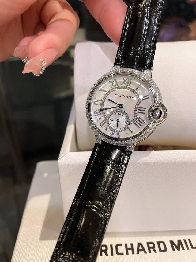 最火爆的颜色 完美的治愈色 很气质的颜色，荔枝纹皮饱和度恰到好处，细腻的羊皮戴上手超级柔软舒适关键是超显手白 卡地亚蓝气球镶钻面黄金奢华贵气十足 实物超美瑞士石