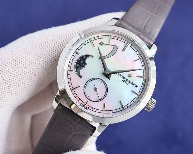 白光 玫 。江诗丹顿传袭系列月相腕表搭配直径36毫米 圆形白金表壳，表圈、表耳和表冠镶嵌了总重约1.2克拉的81颗美钻 白色珍珠贝母表盘之上配备了高级腕表所有复