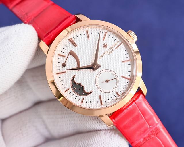 白光 玫 。江诗丹顿传袭系列月相腕表搭配直径36毫米 圆形白金表壳，表圈、表耳和表冠镶嵌了总重约1.2克拉的81颗美钻 白色珍珠贝母表盘之上配备了高级腕表所有复