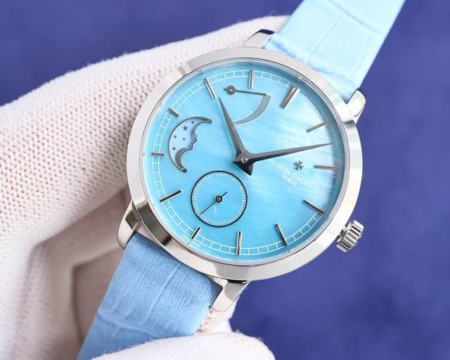 白光 玫 。江诗丹顿传袭系列月相腕表搭配直径36毫米 圆形白金表壳，表圈、表耳和表冠镶嵌了总重约1.2克拉的81颗美钻 白色珍珠贝母表盘之上配备了高级腕表所有复