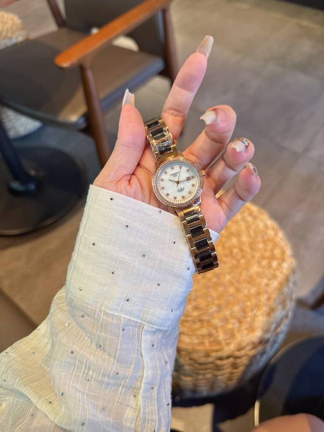 FFF金 陶瓷20 天梭TISSOT 全新卡森臻我系列 女款表隆重登场 臻我 寓意每时每刻做真实的自己。每一种身份，皆是兴之所至。每一年真我，都独具魅力。佩戴卡