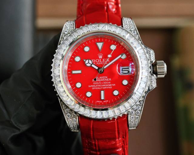 白壳 新品 劳力士顶级玩物毒货，不喜欢撞款街表水鬼的你，他绝对是你的知音。用劳力士最经典的潜航系列水鬼作为原型，经过圈口的二次改装，然后镶嵌顶级天然皓石，大闪亮