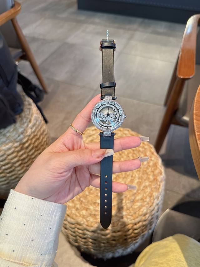 卡地亚 Cartier 行走的豹子，升级版全钢壳套镶满施华洛世奇钻，手腕轻轻摆动 度完美旋，搭配最出彩绢丝带，防刮花玻璃，进口石英机芯，满满设计感，引人注目，尺