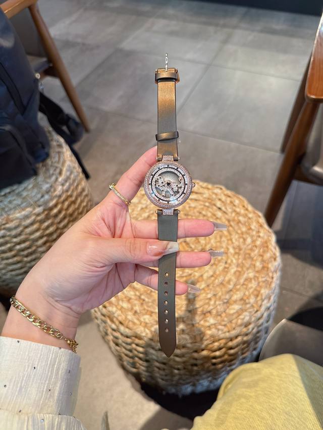 卡地亚 Cartier 行走的豹子，升级版全钢壳套镶满施华洛世奇钻，手腕轻轻摆动 度完美旋，搭配最出彩绢丝带，防刮花玻璃，进口石英机芯，满满设计感，引人注目，尺