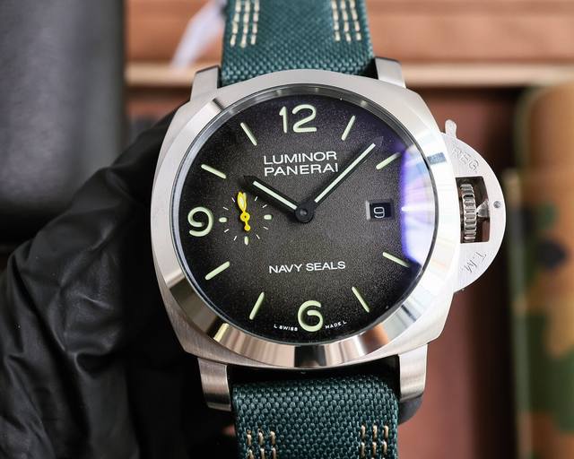 白壳 沛纳海 PANERAI 弧型镀膜玻璃 44mm*16mm 胶表带搭配原装针扣 全自动机械 一款来自硬汉的手表