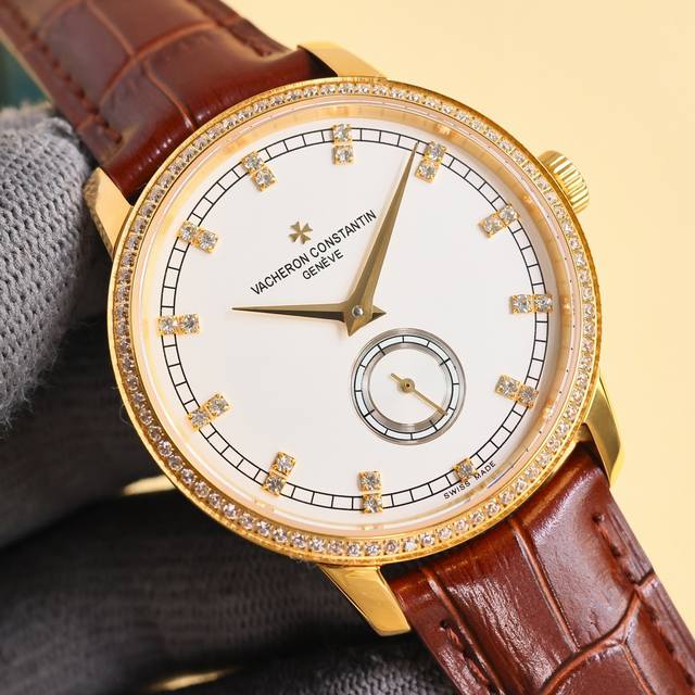 白壳 金壳 钻50 江诗丹顿传袭系列男士腕表1 该表搭载4400as 全自动机械 走时精准 动力储备40小时 防水深度30米 2 表盘延续经典设计 棒状时标 3