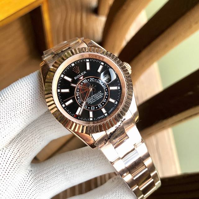 特价 。 劳力士Sky-Dweller系列有香槟金、银灰和棕色 ＂天行者＂ 同步官网实拍 经典的劳力士 Ring Command三角坑纹 316精钢，专为环球旅