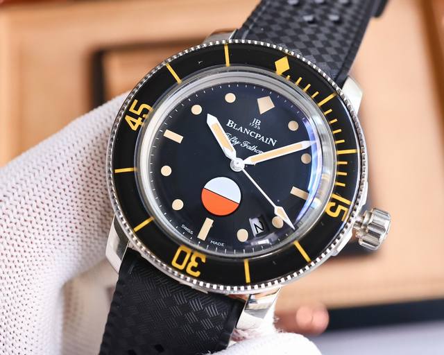 Tw厂宝珀五十噚 无副射限量款 腕表 1宝珀品质的代名词，如今复刻重新诠释了经典，而作为五十寻家族当家花旦“无副射”6点钟位置的红黄双色“无辐射”绝对是这款表的