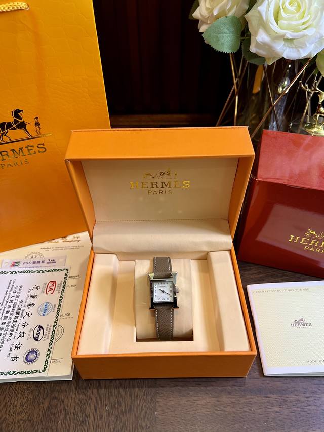 FFFH 图片包装25 代购版本，原单狠货HERMES爱马仕小方表强势到货 代购级别 原单品质 .简约时尚的爱马仕手表深受年轻人的喜爱，以及魅力十足的包装，绝对