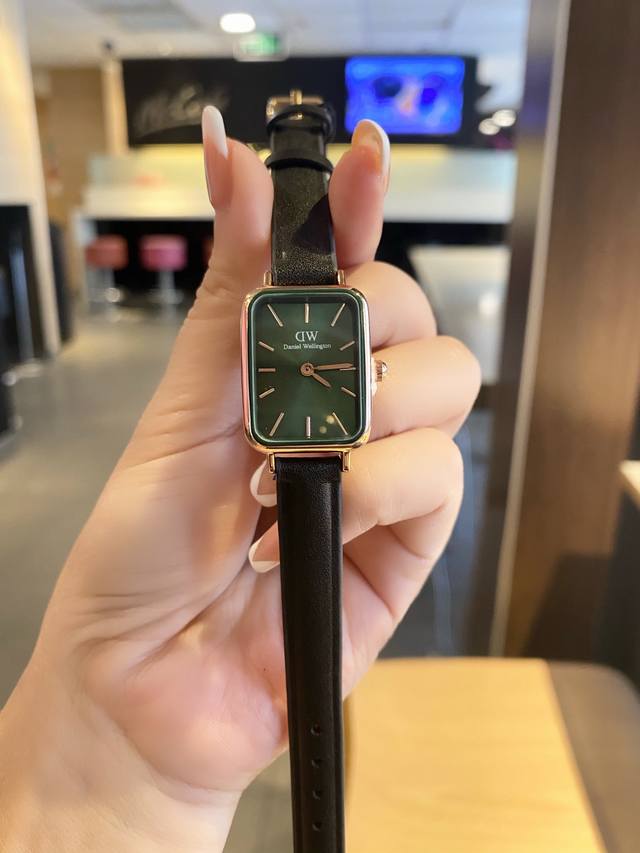 玫瑰金 DW 种草小红书爆款～～ 新款推荐DW新款 ，表盘20mm×26mm～～石英手表！表盘厚度6mm纤薄！携手国际名模Kendall Jenner推出#DW