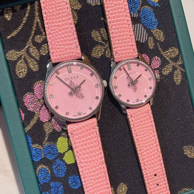 玫金330 大片分享新款#小蜜蜂 GUCCI. G-Timeless Slim 系列新表。整体设计太好看了，所以必须来这里给各位种草。说的就是这款超粉的这款[让