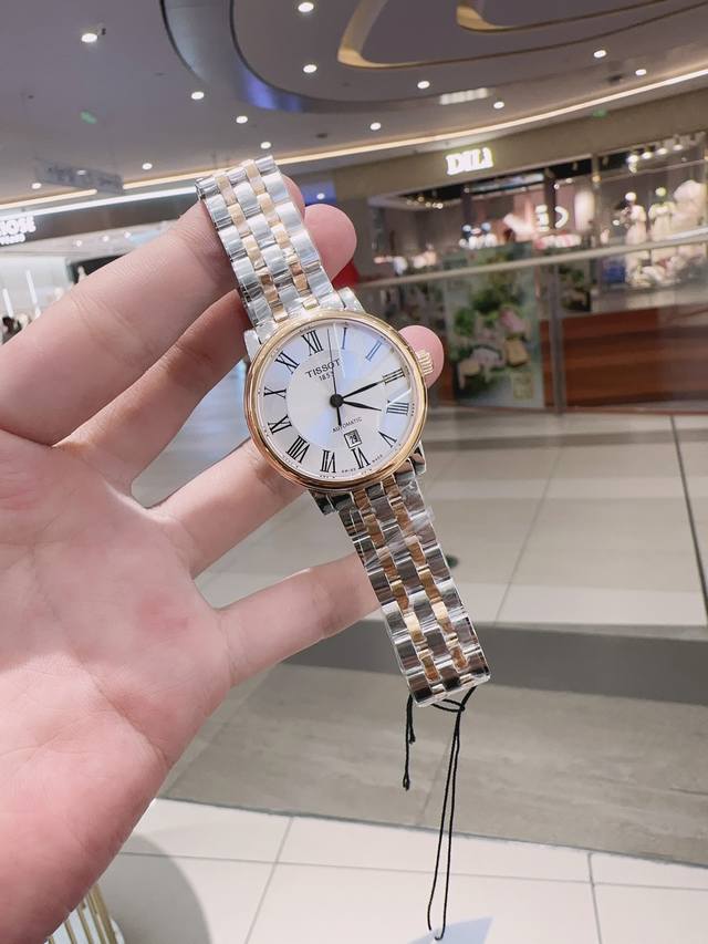 经典与复古的结合！ 天梭 新款卡森臻我简约白盘砖石刻度石英钢带女表T122系列，也是今年目前的广告款，这个系列的特点是非常实用哒就是这款表壳采用了圆弧收线的设计