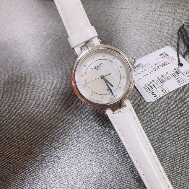 钢带+20 专柜天梭最经典款式！天梭钢带款式！天梭t094系列石英腕表！佛拉明戈系列女士石英腕表！六色可以选择！原装进口机芯。一表一码，三码合一。蓝宝石精钢表带