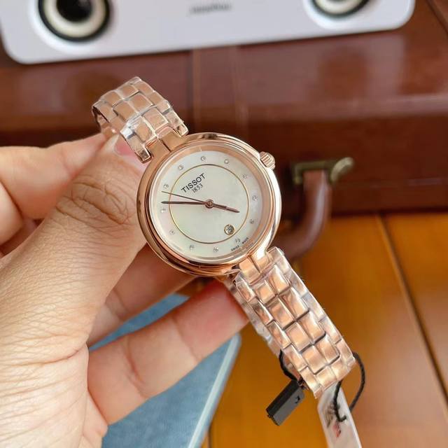 专柜天梭最经典款式！天梭钢带款式！天梭t094系列石英腕表！佛拉明戈系列女士石英腕表！六色可以选择！原装进口瑞士机芯！一表一码，三码合一。蓝宝石精钢表带！三针计