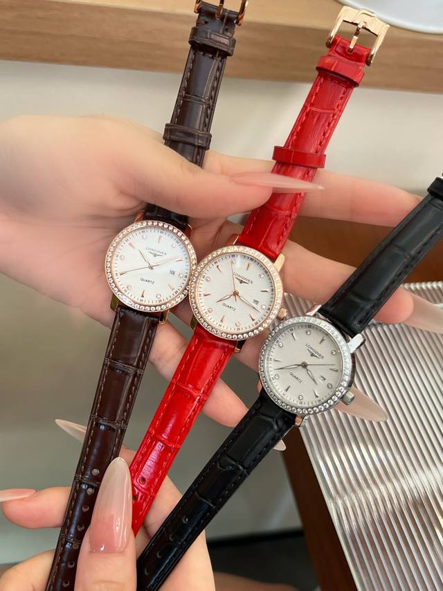 FFF金 钢带20陶瓷40 浪琴-Longines简约大气女款 进口石英机芯 矿物质玻璃镜面 316L精钢表壳 直径30mm厚8mm 该款腕表备受女性喜爱，在不