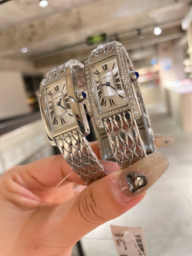 白钻 钻圈 卡地亚-Cartier Tank Américaine腕表，小号表款，采用蓝宝水石晶镜面，瑞士石英机芯。原版开模，精钢表壳，八角形表冠，镶嵌一颗合成