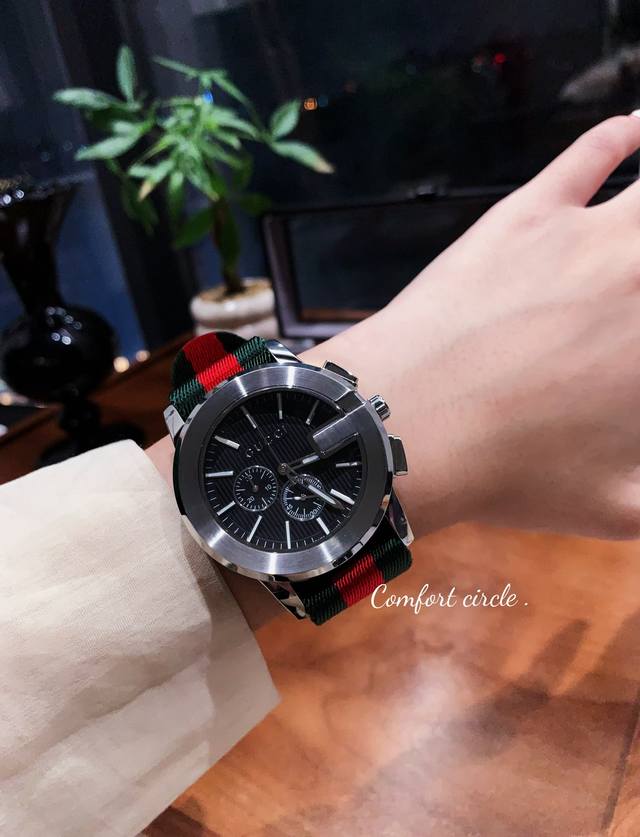 古驰 Gucci 创立于佛罗伦萨，是全球奢侈品品牌之一。316L精钢材质，以经典G框表壳技艺时尚的完美融合，超强矿物质水晶玻璃镜面，其独特的创意和革新，以及精湛