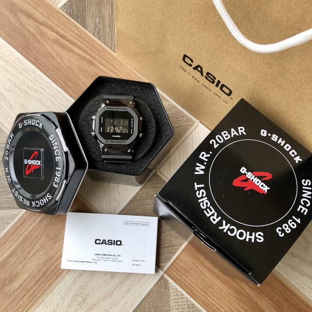 全新GM-5600及GM-5600B型號均以樹脂及G-SHOCK標誌方形錶面5600系列相同的設計，錶圈則選用不銹鋼物料。提供上乘金屬質感同時，由於錶殼和錶帶採