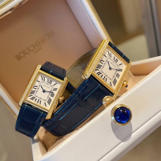 白光 金 钻30 卡地亚坦克Tant Must！卡地亚全新推出的TankMust腕表。It Must be a TANK在所有经典的卡地亚坦克腕表里面，如果要拥