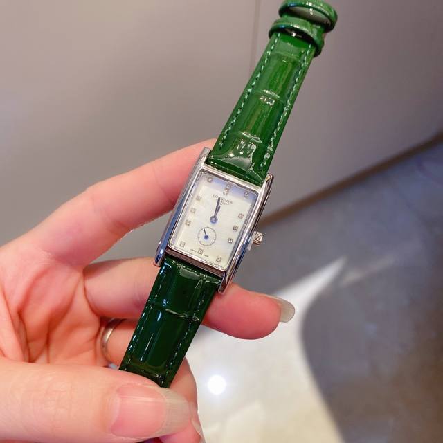 Longines浪琴 黛绰维纳系列女士石英腕表，贝壳石仔面，搭配醒目蓝钢针，两针半设计，20.8×32mm