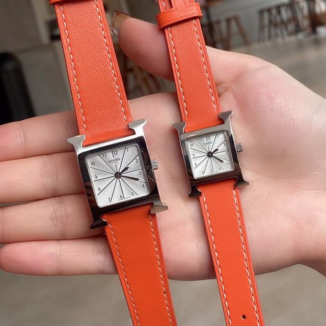 FFF钻50 最新上市Heure H腕表 H皮带LOGO标志表壳尺寸：中号 不锈钢表壳，“羽毛”镶钻，26X26毫米，镶嵌112颗钻石，防眩蓝宝石水晶镜面，白色