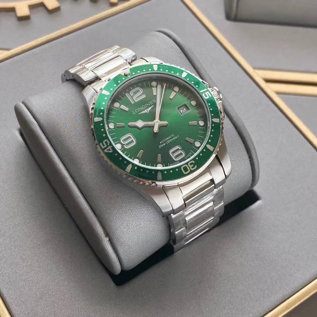 品牌：浪琴LONGINES 零返修！ 系列：康卡斯水中霸王 表壳：316精钢 做工优质 表带：顶级316精钢。机芯：国产机-西铁城 玻璃：镀膜镜面 圈口：铝圈-