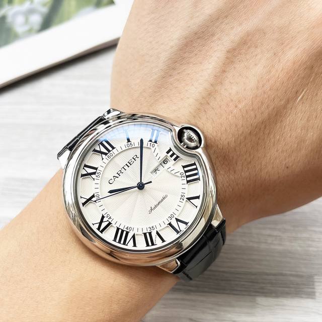 FFF金 蓝气球系列 震撼上市 最新 ：卡地亚 三针设计 类型 ：精品男士腕表 表带 ：真牛皮表带 机芯 ：高端全自动机械机芯 镜面 ：矿物质强化玻璃 更高清