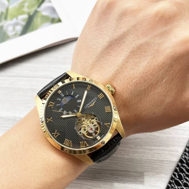 统一 复杂时计 奢华大气 经典新品 震撼上市 最新 ：浪琴 大飞轮设计 类型 ：精品男士腕表 表带 ：真牛皮表带 机芯 ：高端全自动机械机芯 镜面 ：矿物质强化