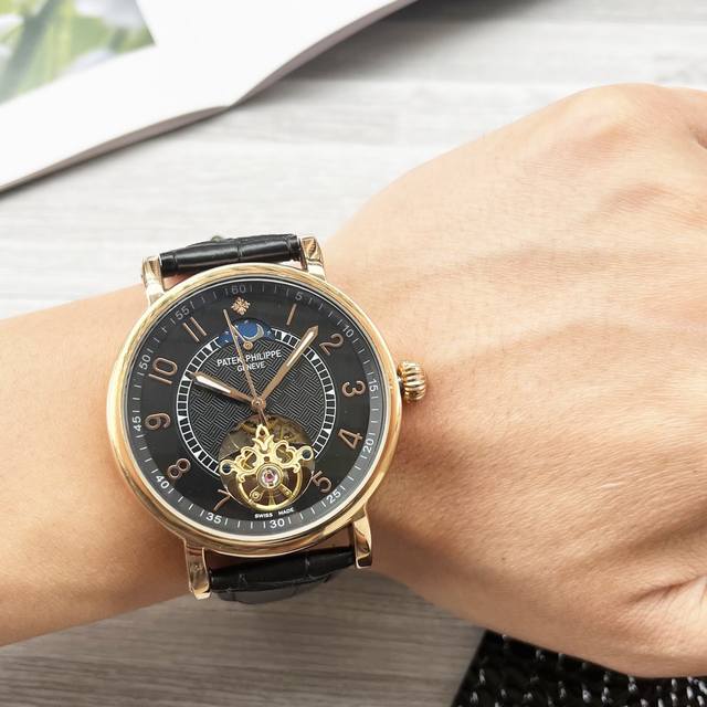 复杂时计 奢华大气 经典新品 震撼上市 最新 ：百达翡丽 大飞轮设计 类型 ：精品男士腕表 表带 ：真牛皮表带 机芯 ：高端全自动机械机芯 镜面 ：矿物质强化玻