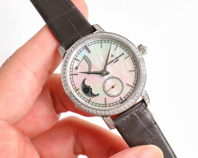 白钻 玫钻 满钻100 江诗丹顿传袭系列月相腕表搭配直径36毫米 圆形白金表壳，表圈、表耳和表冠镶嵌了总重约1.2克拉的81颗美钻 白色珍珠贝母表盘之上配备了高