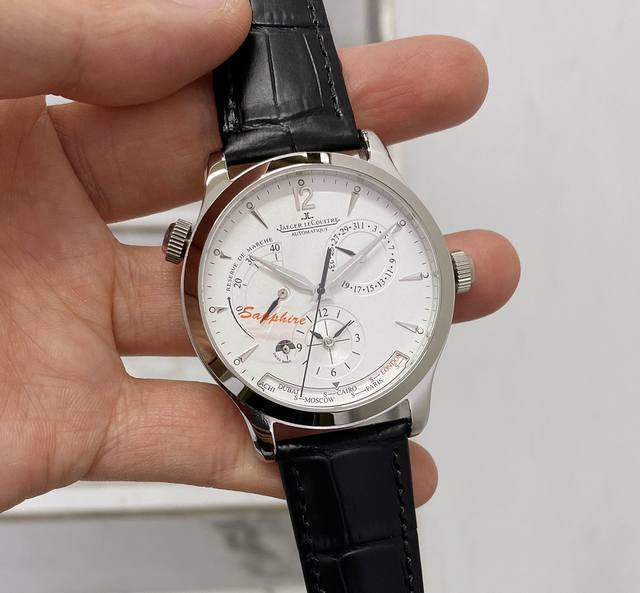 金20 积家经典男士机械腕表精钢表壳，内置优质全自动机械机芯，走时准确，性能稳定！多功能两地时表盘设计，搭配真皮表带，精钢表扣！商务休闲两宜！ 尺寸：43.5M