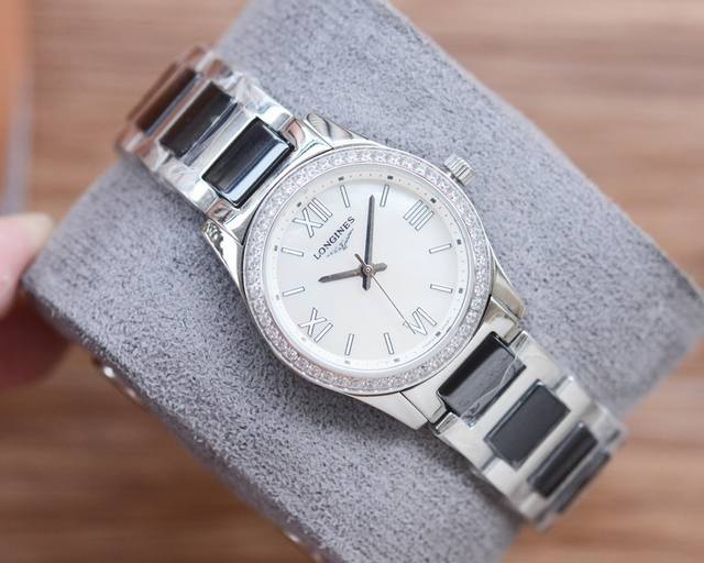 白 金 钻30 浪琴表结合女性材质与动感线条 打造出全新康柏系列 Conquest Classic 腕表 新款腕表仍然忠实于该品牌的标志性优雅气质 该系列腕表采