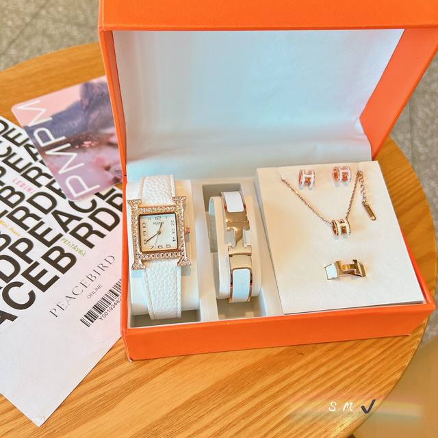 配盒 Hermès 爱马仕 H系列五件套 香港免税店同步上市 优雅与浪漫与艺术格调 套装包括：爱马仕heure H系列石英女表 爱马仕heure H系列钛钢珐琅