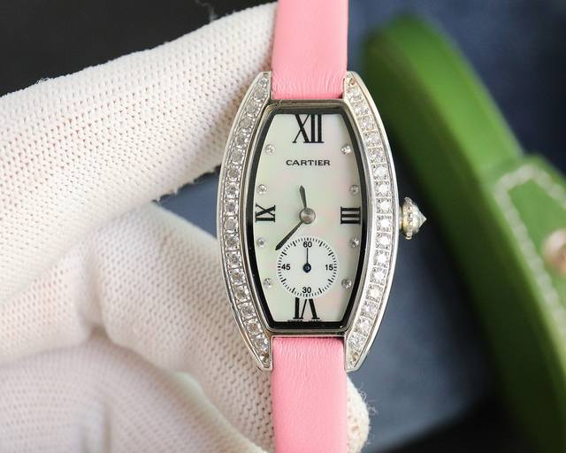 同价 卡地亚cartier长方形酒桶奢华腕表,引领风格,超越时代,设计与精湛的非凡工艺,倍受各界潮流高贵的青睐,该腕表采用手链以及腕表两种不同艺术风格完美融合！