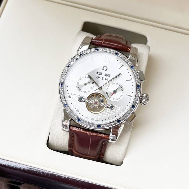统一 。 全新设计 优雅气质 欧米茄-Omega 男士腕表 全自动机械机芯 矿物强化玻璃 316L精钢表壳 真皮表带 时尚风格 商务必备 尺寸：直径42Mm 厚
