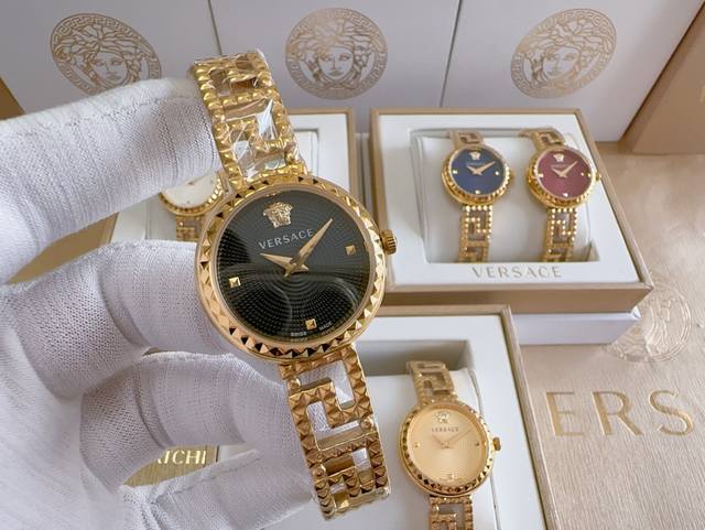 白壳 金黑 范思哲 Versace Greca Goddess 镂空颗粒暗藏魅力，光影变幻间，一场摩登浪潮蓄势待发。12时位versace标识印记品牌时尚格调，