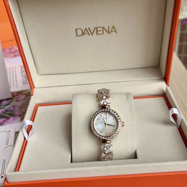 好看到爆的千金感手表！拿捏贵气感这块davena的美人鱼手表，我的宝藏高颜值手表～ 鱼尾的表链搭配幻彩感的白贝母表盘，简直让我一秒心动 贵气感的同时日常也不会浮