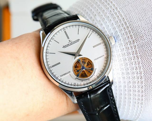 白 金 黑 钢20。积家jaeger Lecoultre 超薄大师精品男士腕表，多功能设计设计，技艺精湛，独具匠心，尊贵大气，绅士风范。采用全自动机械机芯，顶级