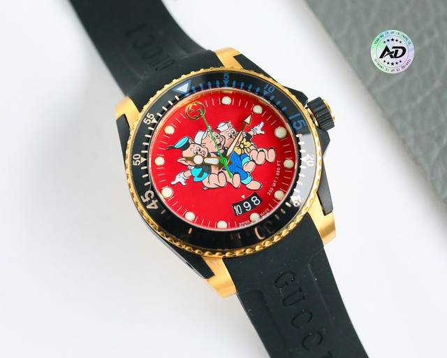 白 金 原单品质-古驰 Gucci新款中性潜水表，40 Mm表径，以品牌标志性“猫”图案和夜光显示为表盘。应用不锈钢材质，经缎面拉丝润饰，并搭配与表盘配色一致的