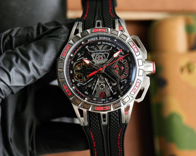 罗杰 杜彼 Roger Dubuis 豪爵 Excalibur 王者系列 自动上链机芯，表壳：46毫米 , Sapphire Crystal Carbon 钛合
