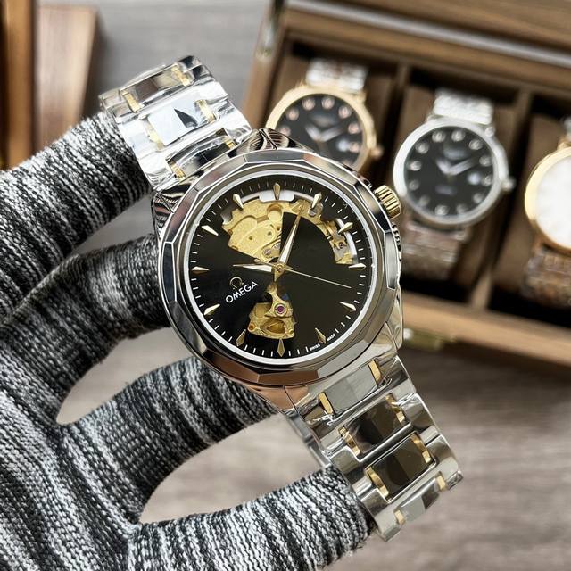 新款欧米茄，简约而典雅的316L精钢壳套 镶入钨钢材质 搭载最新原装进口82S0机 蓝宝石防刮镜面，原装蝴蝶按扣，塑造顶级完美腕表，尺寸男装40Mm*11Mm。