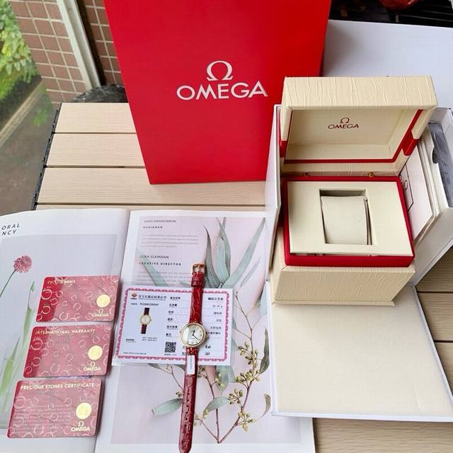 女神必备神器．欧米茄碟飞系列欧洲渠道.年底国外很多代工都会流点这种很贵的表出来.同属瑞士石英机芯.27.4Mm表盘.表圈48颗vs1.4南非钻石．字面镶嵌8颗v