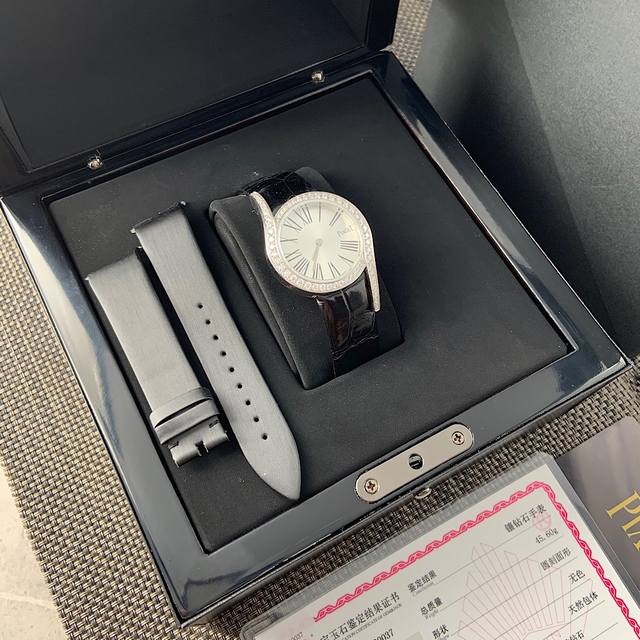 伯爵limelight Gala系列女士钻石腕表！表壳镶嵌60颗大小不一的明亮式切割钻石 约0.92克拉 持中国gtc检测机构证书，二维码联网可查询！一表一码