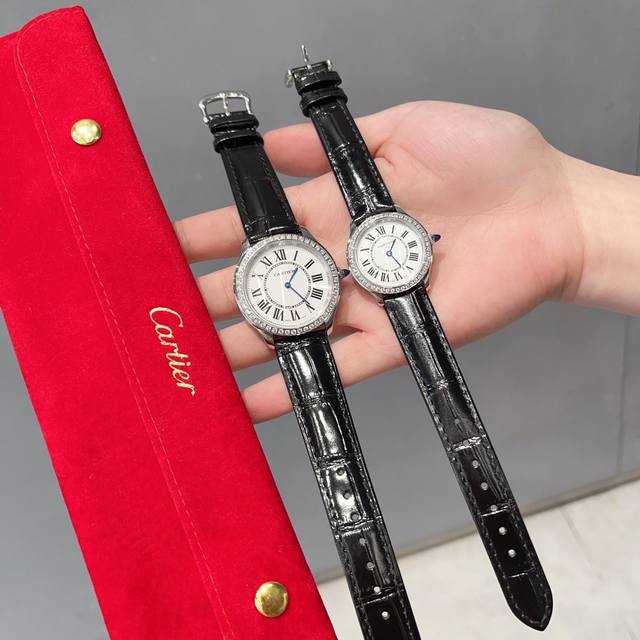 白壳 金 钻30 Cartier卡地亚ronde Must伦敦系列石英腕表！全新伦敦rondemust系列腕表 焕新表盘：表圈更为丰盈圆润、银色喷砂表盘配备分秒