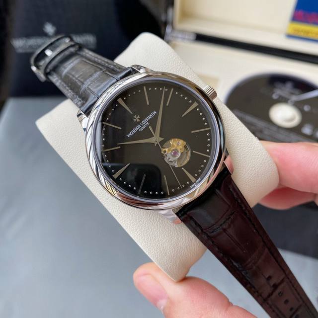 白 -金 。Tw新品：2024新款江诗丹顿传承系列！新款字面到货！独特的镂空表盘，得以一瞥机芯鲜艳的红宝石避震器，金色的摆轮每时每刻都在运转，让你可以感受机械机