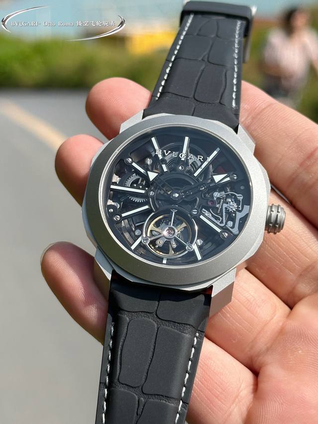 Bvlgari 宝格丽 Octo Roma 镂空飞轮腕表,搭载进口高端全自动机械 。这款全新腕表沿袭了宝格丽octo标志性的八角形设计，简约而充满力量，方中带圆
