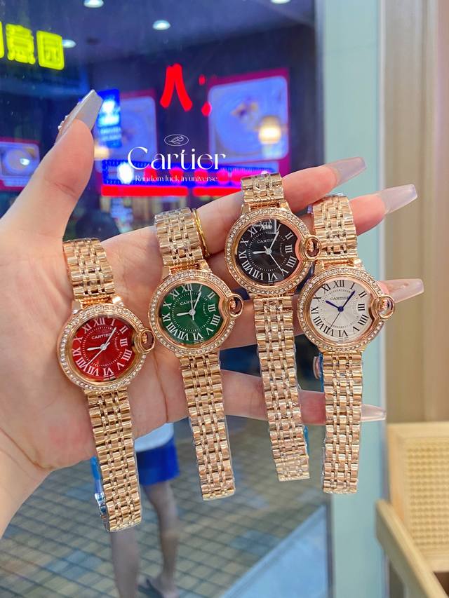 钢带 卡地亚女士腕表 进口石英机芯 直径 33Mm 该款腕表备受女性喜爱，在不同的场合映耀着她们各自的独特个性与迷人风华