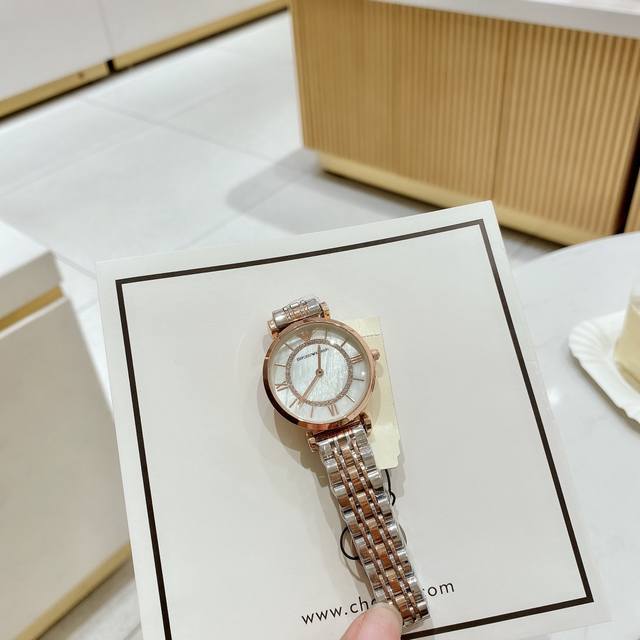 阿玛尼armani 型号：Ar1909表壳：316L精钢表镜：强化矿物质玻璃表带：316L表径尺寸：32Mm＊璀璨精致表盘镶嵌的水钻与珍珠贝母完美融合闪耀腕间