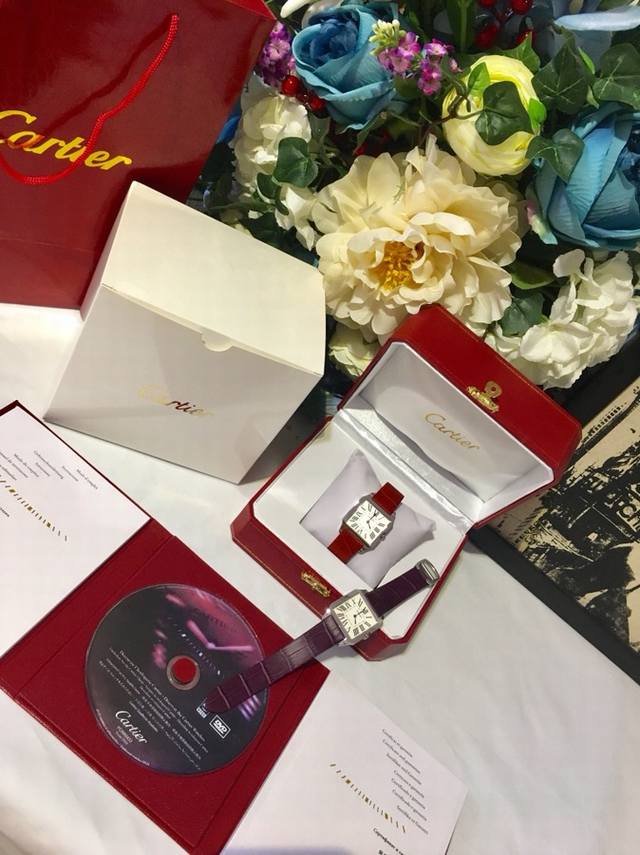 白壳 金壳 钻50 实拍 Cartier 卡地亚桑托斯系列，市场高版本，更专注重细节。请认准独家实拍细节，尺寸:男44X35，女38X30，蓝宝石水晶玻璃，瑞士